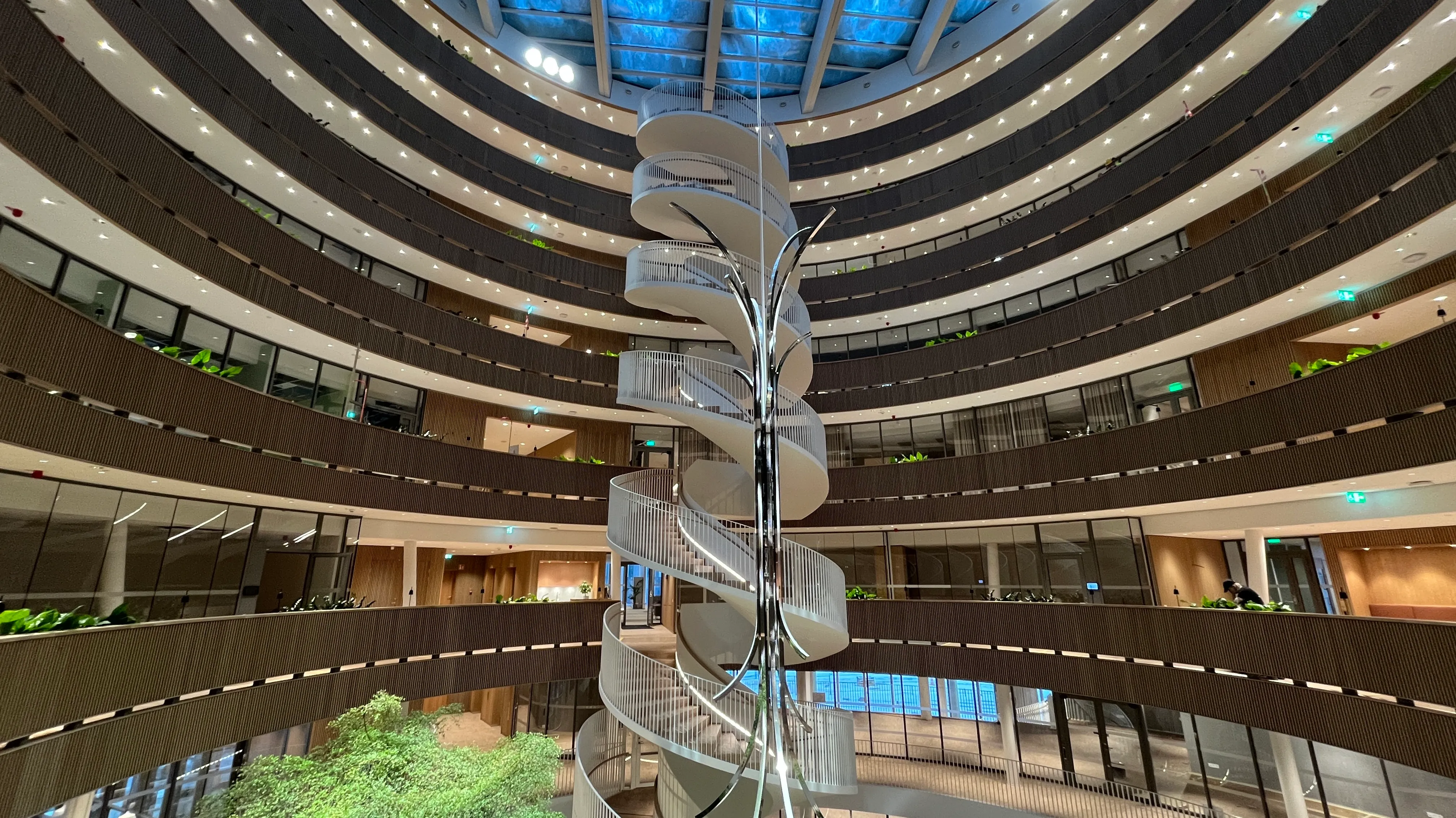 Forskarens runda atrium med spiraltrappa och våningsplan i flera nivåer
