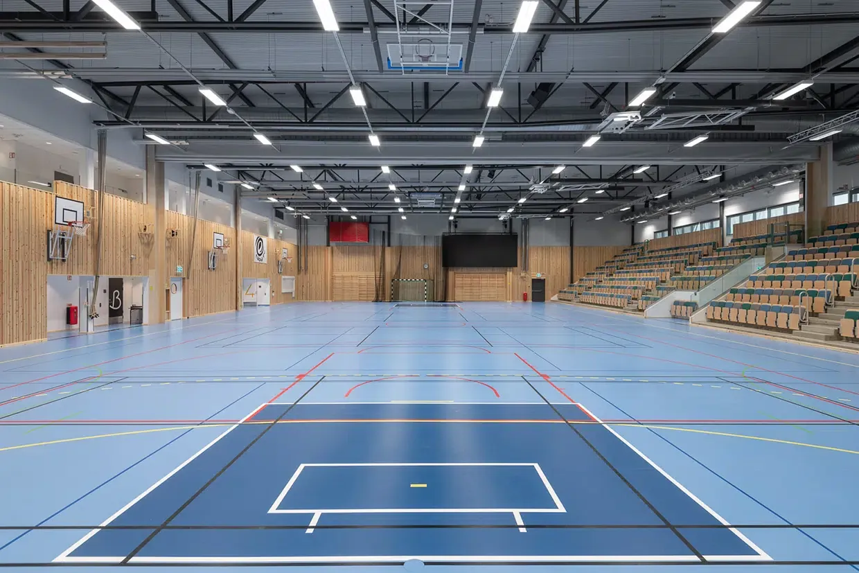 Hägerneholmshallens spelplan med läktare och LED-skärm för resultat- och bildvisning