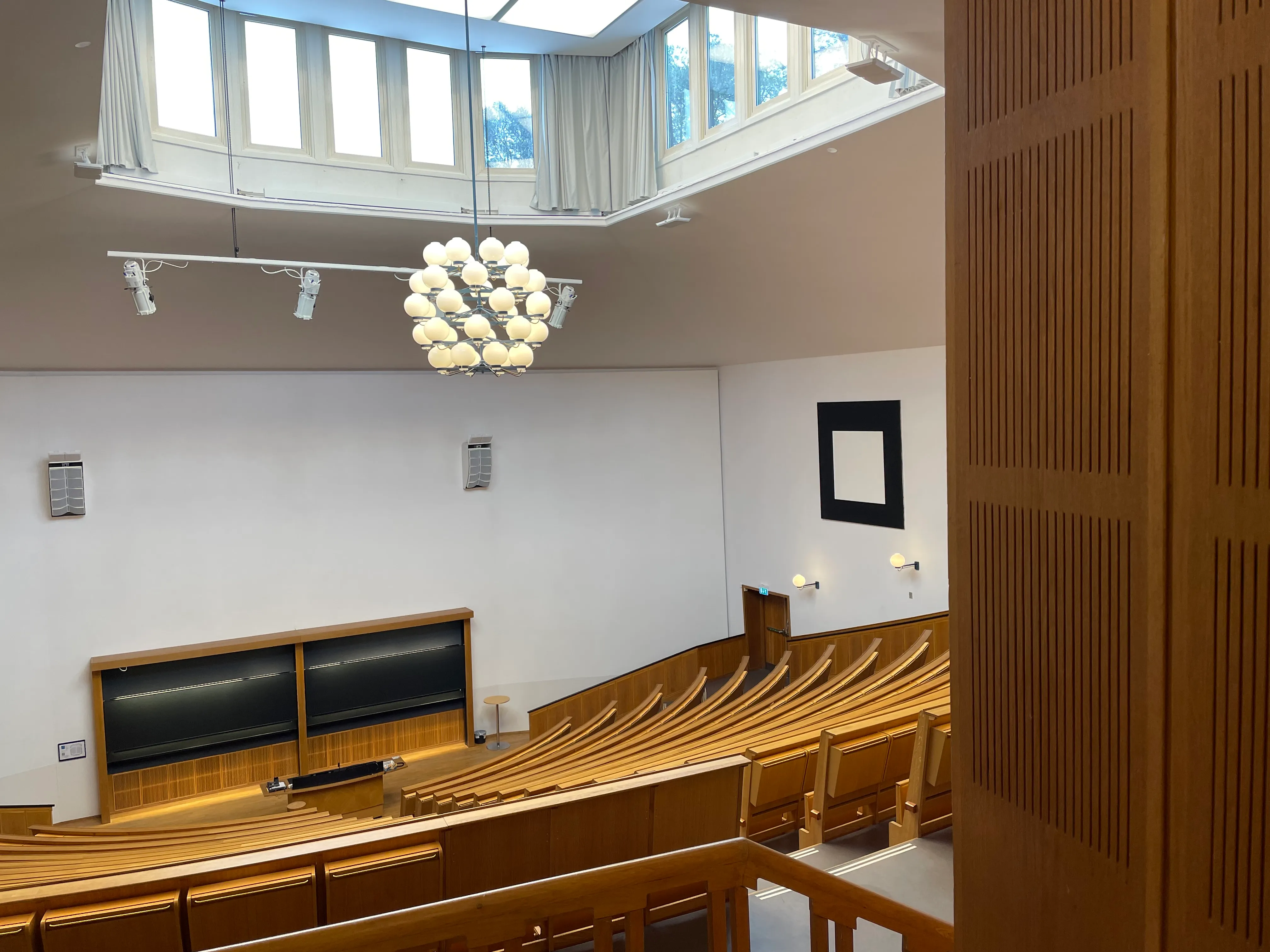 KTH:s hörsal Alfvénsalen med gradänger i trä, podium och ljusgård