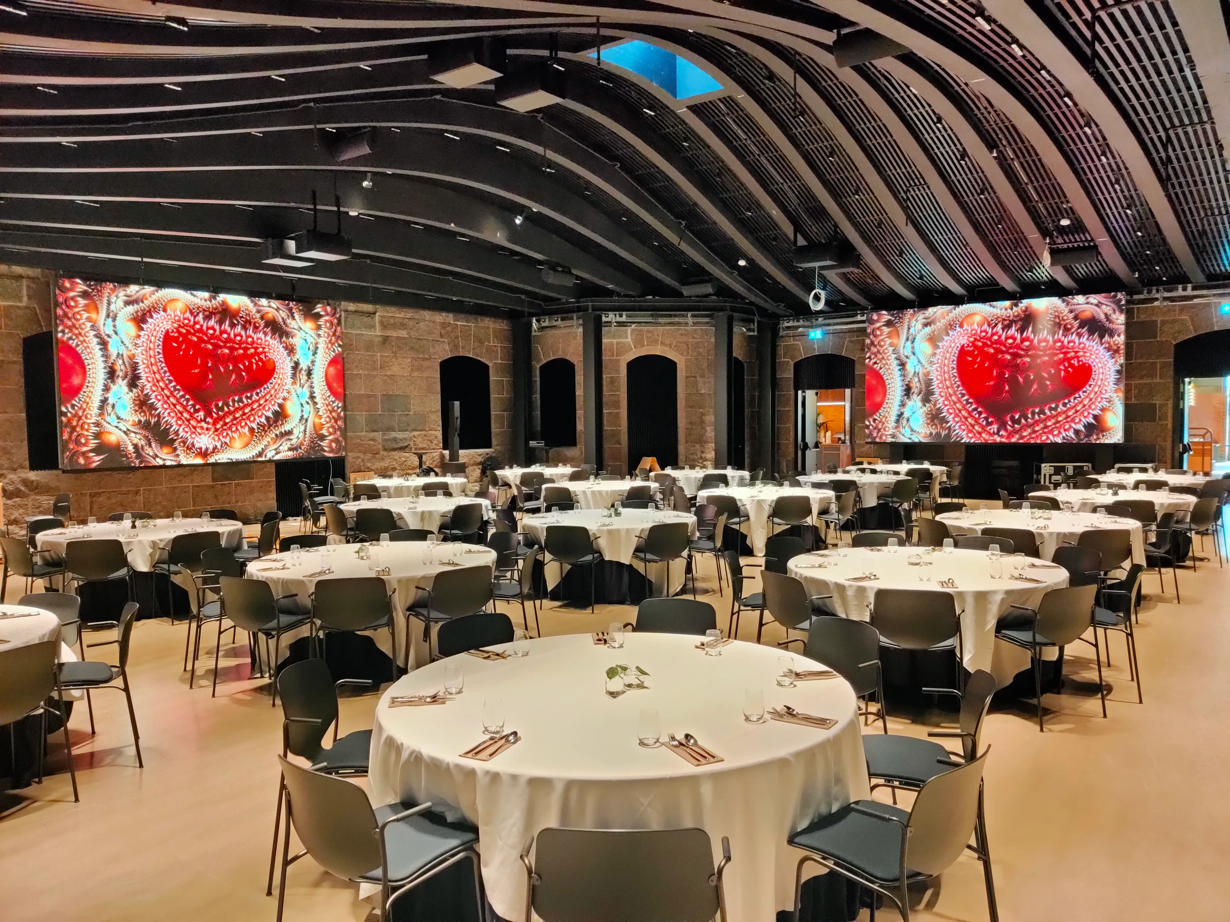 Eventyta på Villa Hotel i Köpenhamn med böljande tak, LED-väggar och dukade runda bord