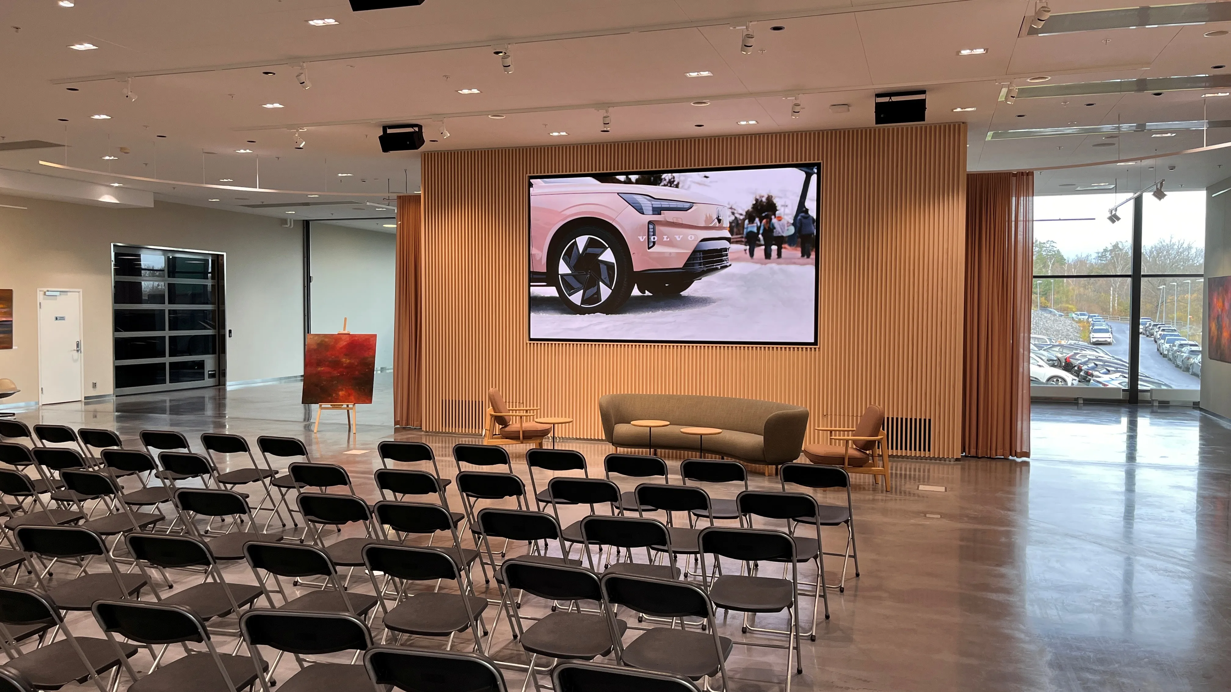Presentationsyta hos Volvo Car Retail med LED-skärm infälld i träribbad vägg